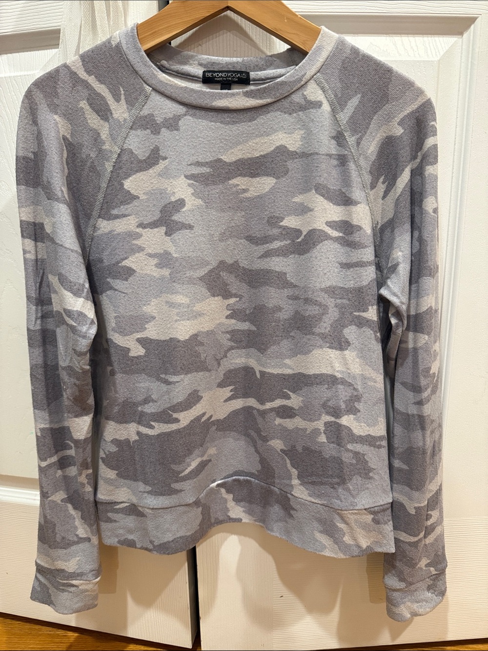 Beyond Yoga Gray Camo Long Sleeve Shirt Size XS Women’s